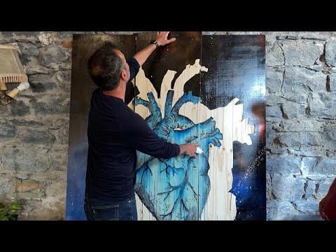 Un artiste français "pompe des cœurs" dans les rues de Lyon