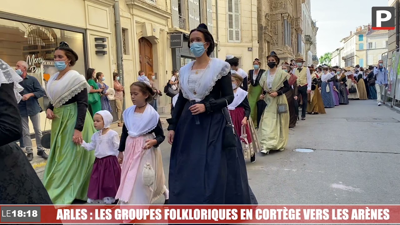 Arles : les groupes folkloriques en cortège vers les arènes